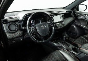 Подержанный автомобиль Toyota RAV4 2019 года (11 фото)