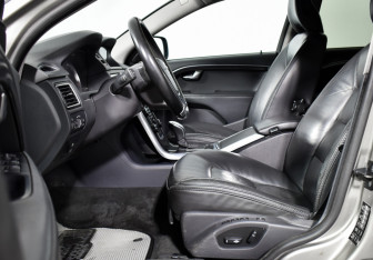 Подержанный автомобиль Volvo XC70 2012 года (10 фото)