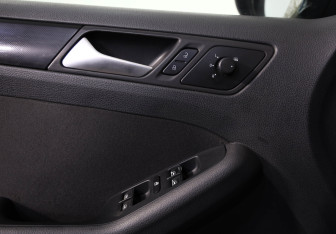 Подержанный автомобиль Volkswagen Jetta Sedan 2012 года (17 фото)