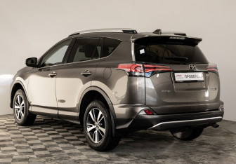 Подержанный автомобиль Toyota RAV4 2017 года (7 фото)