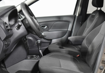 Подержанный автомобиль Renault Sandero 2019 года (11 фото)