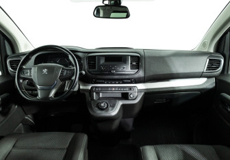 Подержанный автомобиль Peugeot Traveller 2021 года (13 фото)