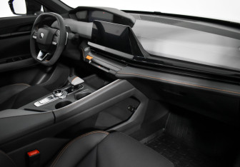 Подержанный автомобиль Changan UNI-V 2023 года (15 фото)