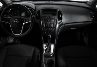 Подержанный автомобиль Opel Astra Hatchback 2012 года (11 фото)