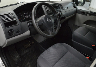 Подержанный автомобиль Volkswagen Caravelle 2013 года (8 фото)