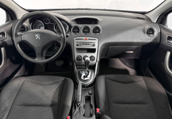 Подержанный автомобиль Peugeot 308 Hatchback 2010 года (14 фото)