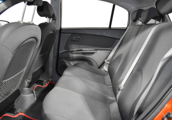 Подержанный автомобиль Kia Rio Hatchback 2011 года (11 фото)