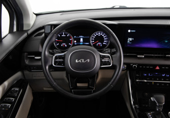 Подержанный автомобиль Kia Carnival 2022 года (11 фото)