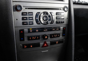 Подержанный автомобиль Peugeot 407 Sedan 2004 года (16 фото)