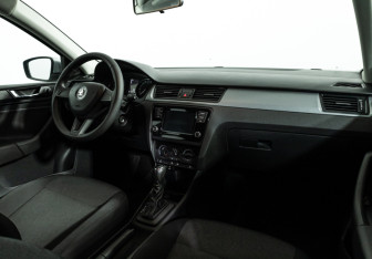 Подержанный автомобиль Skoda Rapid Liftback 2017 года (9 фото)