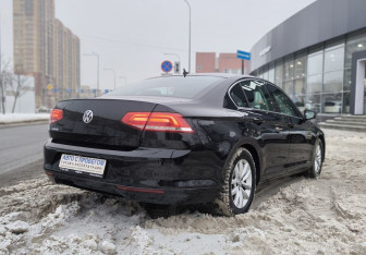 Подержанный автомобиль Volkswagen Passat Sedan 2018 года (4 фото)