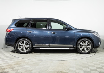Подержанный автомобиль Nissan Pathfinder 2015 года (4 фото)