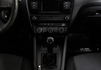 Подержанный автомобиль Skoda Octavia Liftback 2015 года (11 фото)