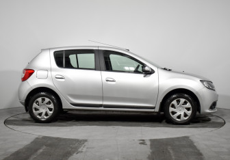 Подержанный автомобиль Renault Sandero 2015 года (4 фото)