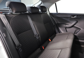 Подержанный автомобиль Skoda Rapid Liftback 2016 года (17 фото)