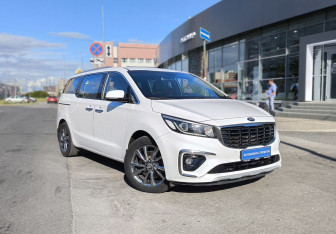 Подержанный автомобиль Kia Carnival 2018 года (3 фото)
