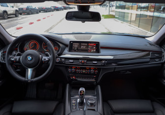Подержанный автомобиль BMW X6 2018 года (10 фото)