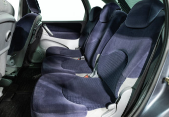 Подержанный автомобиль Citroen Xsara Picasso 2006 года (10 фото)