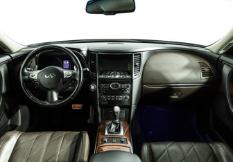 Подержанный автомобиль Infiniti QX70 2013 года (13 фото)