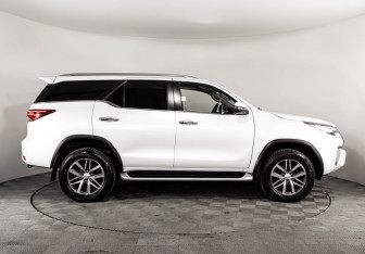 Подержанный автомобиль Toyota Fortuner 2018 года (6 фото)