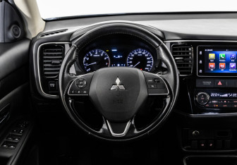 Подержанный автомобиль Mitsubishi Outlander 2018 года (12 фото)