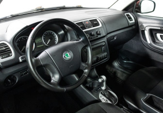 Подержанный автомобиль Skoda Fabia Hatchback 2009 года (8 фото)