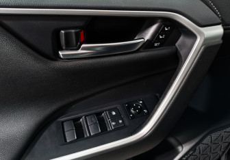 Подержанный автомобиль Toyota RAV4 2020 года (10 фото)