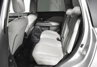 Подержанный автомобиль Mitsubishi Outlander 2022 года (11 фото)