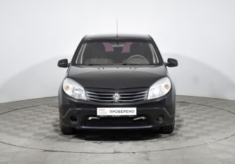 Подержанный автомобиль Renault Sandero 2013 года (2 фото)