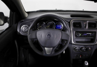 Подержанный автомобиль Renault Logan Sedan 2015 года (10 фото)