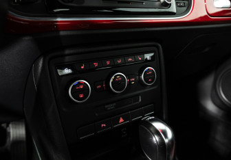 Подержанный автомобиль Volkswagen Beetle Hatchback 2013 года (16 фото)