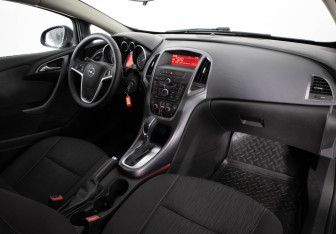 Подержанный автомобиль Opel Astra Hatchback 2012 года (13 фото)