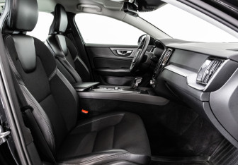 Подержанный автомобиль Volvo V60 2018 года (19 фото)