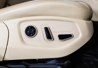 Подержанный автомобиль Hyundai Genesis 2014 года (24 фото)