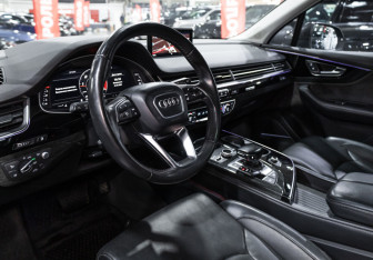 Подержанный автомобиль Audi Q7 2017 года (15 фото)