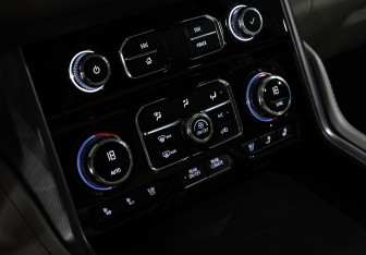 Подержанный автомобиль GMC Yukon 2022 года (27 фото)