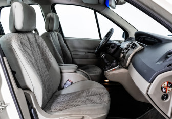 Подержанный автомобиль Renault Scenic 2006 года (13 фото)