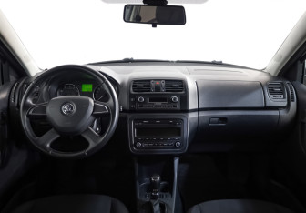 Подержанный автомобиль Skoda Fabia Hatchback 2013 года (6 фото)