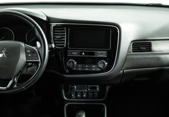 Подержанный автомобиль Mitsubishi Outlander 2019 года (14 фото)