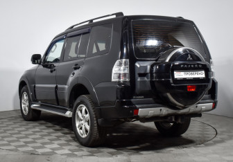 Подержанный автомобиль Mitsubishi Pajero 2013 года (7 фото)