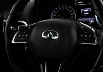 Подержанный автомобиль Infiniti Q30 2017 года (13 фото)