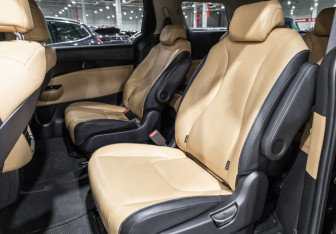 Подержанный автомобиль Kia Carnival 2021 года (18 фото)