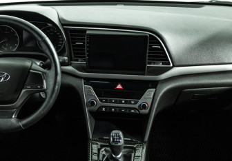 Подержанный автомобиль Hyundai Elantra Sedan 2017 года (14 фото)