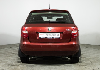 Подержанный автомобиль Skoda Fabia Hatchback 2008 года (6 фото)