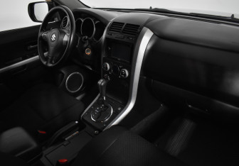Подержанный автомобиль Suzuki Grand Vitara 2011 года (13 фото)