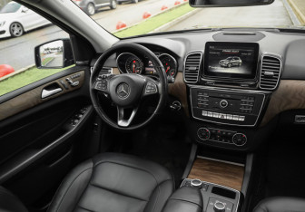 Подержанный автомобиль Mercedes-Benz GLE 2017 года (13 фото)