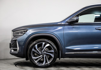 Подержанный автомобиль Geely Monjaro 2023 года (9 фото)