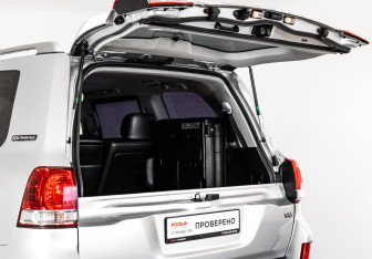Подержанный автомобиль Toyota Land Cruiser Suv 2011 года (31 фото)