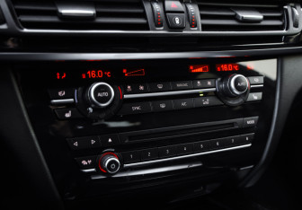 Подержанный автомобиль BMW X5 2017 года (21 фото)