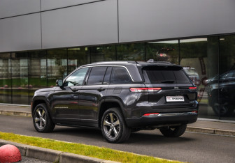 Подержанный автомобиль Jeep Grand Cherokee 2022 года (8 фото)